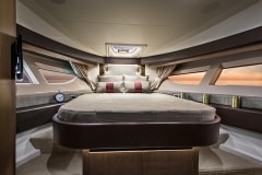 The commanding Sea Ray 400 Sundancer features an expansive master bedroom